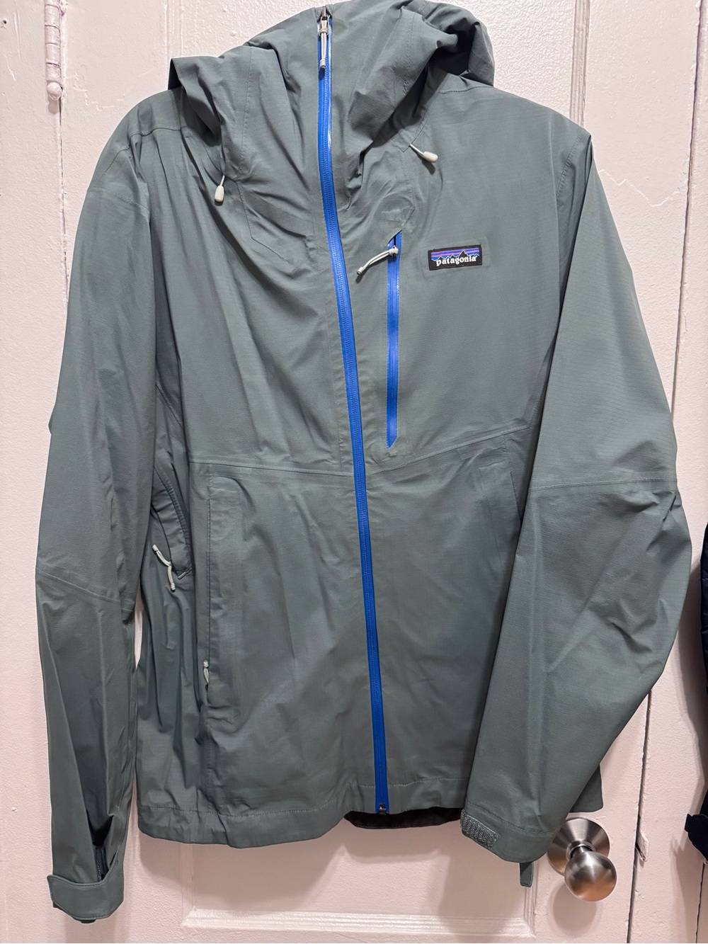 Patagonia Men's Hooded Rain Jacket in Slate Green with Blue Zipper